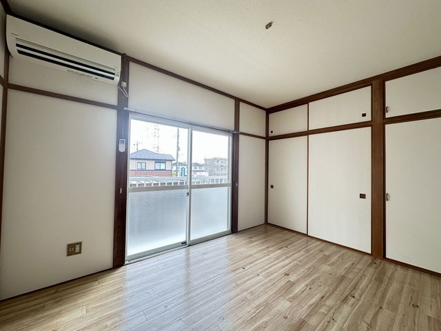 バルコニー側洋室