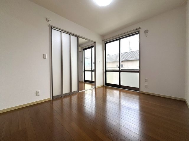 バルコニー側洋室