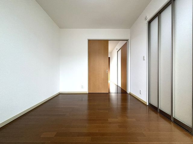 バルコニー側洋室