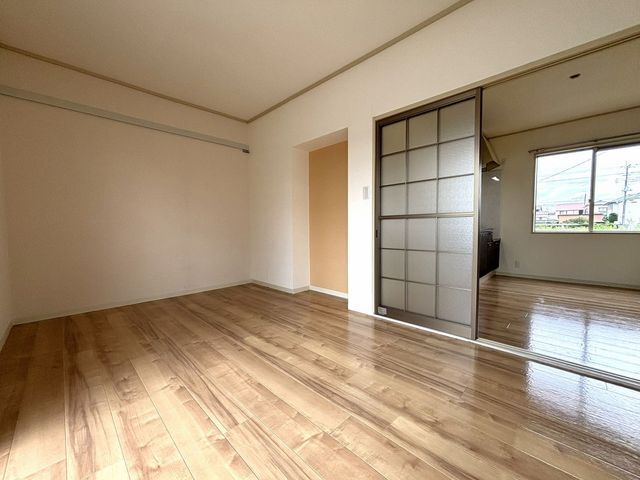 バルコニー側洋室