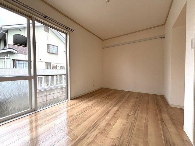 バルコニー側洋室