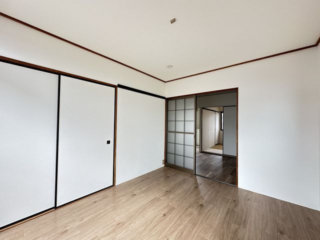 バルコニー側洋室