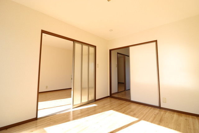 バルコニー側洋室