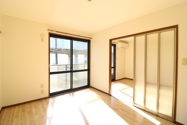 バルコニー側洋室