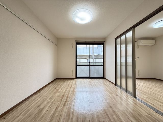 バルコニー側洋室