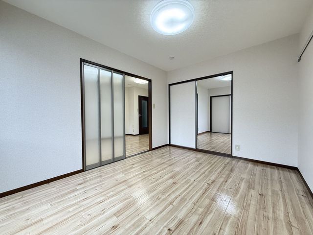 バルコニー側洋室