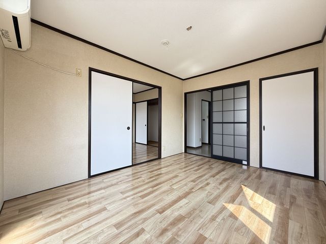 バルコニー側洋室