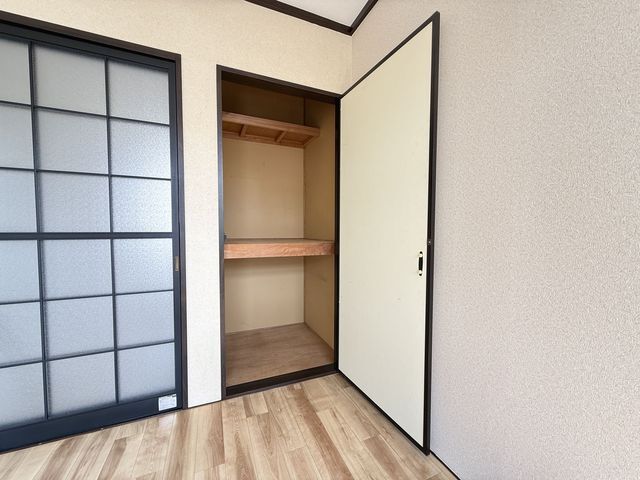 バルコニー側洋室