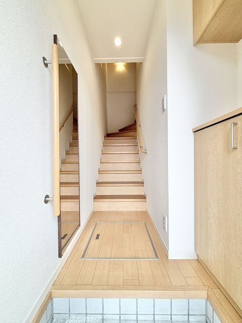 玄関鏡付き