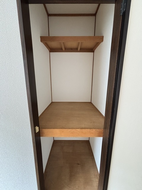 キッチン側洋室(収納)