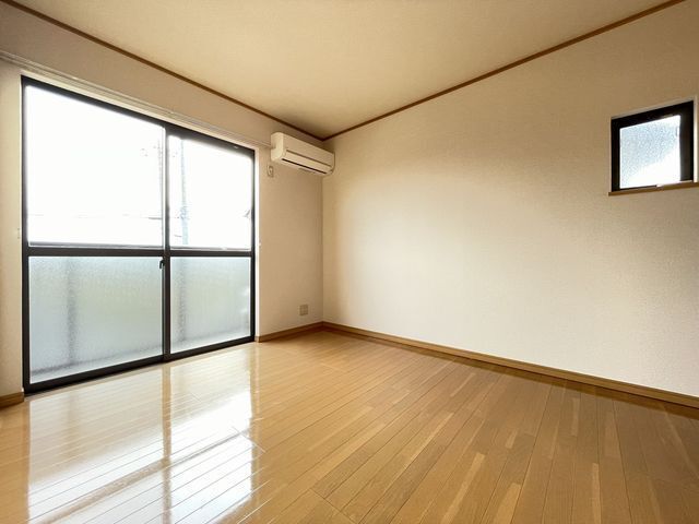 バルコニー側洋室