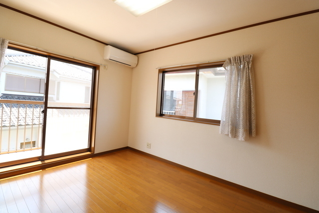 2階バルコニー側洋室