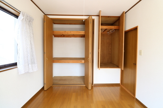 2階バルコニー側洋室