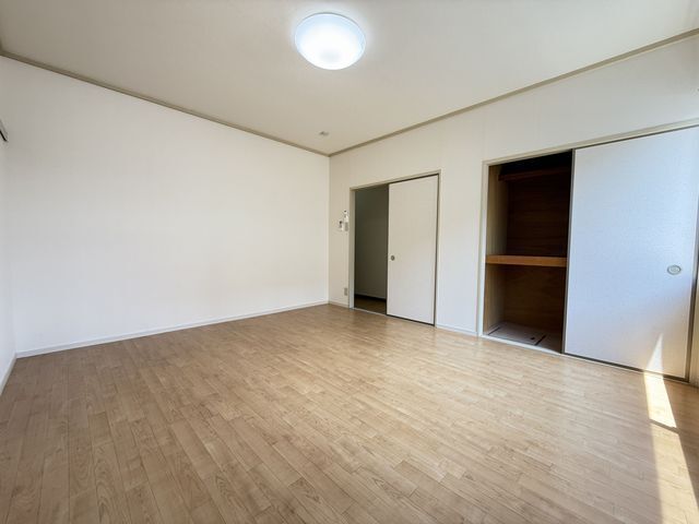 洋室8.6帖(収納有)