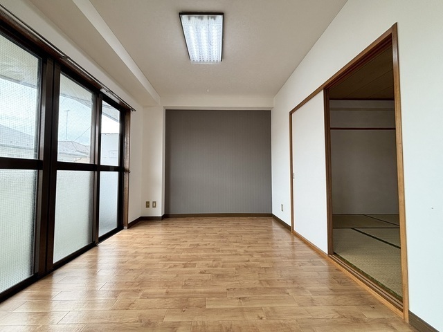 バルコニー側洋室