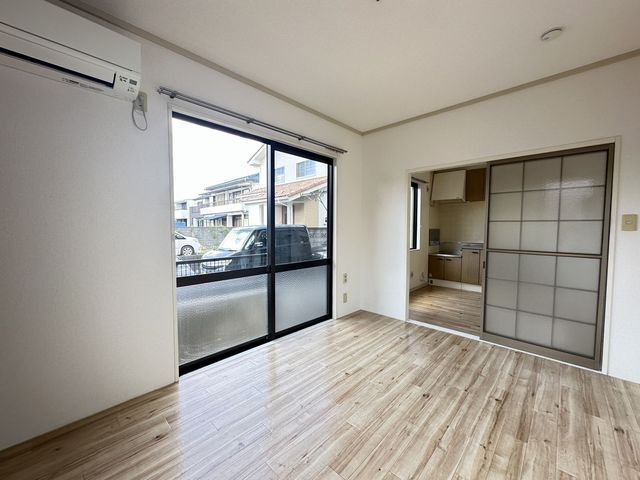 バルコニー側洋室