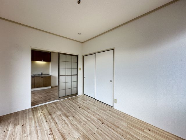 バルコニー側洋室