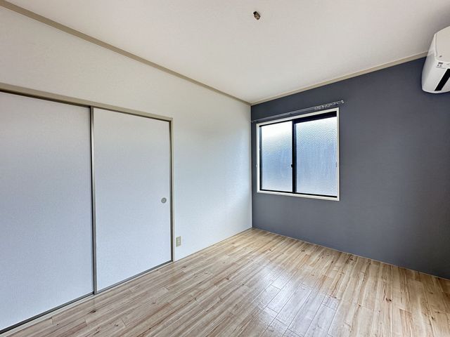 バルコニー側洋室