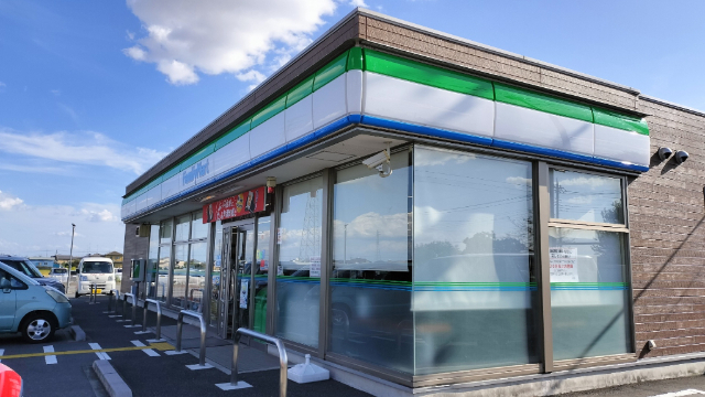ファミリーマート行田持田店