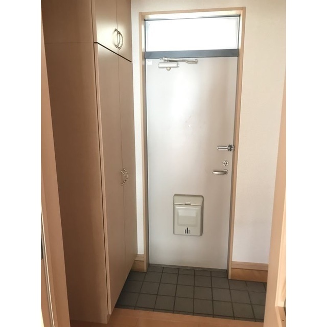 玄関とトールタイプ下足入れ収納