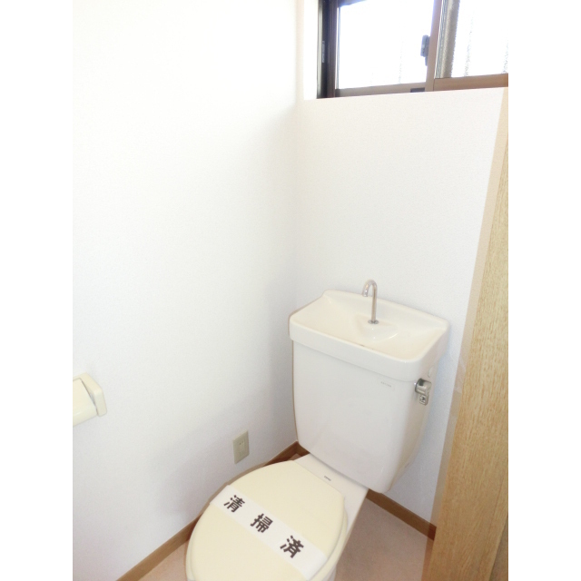 ☆トイレにも換気のできる小窓有り☆