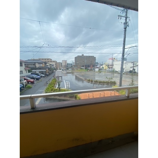 目の前には公園があります。