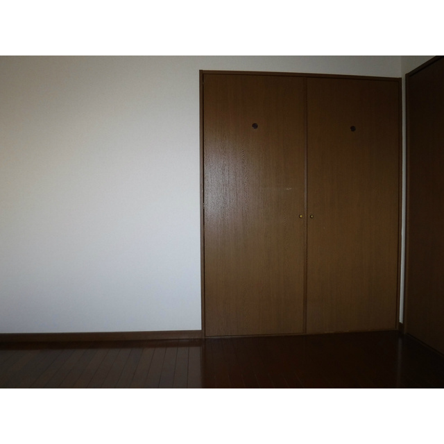 北側洋間　収納