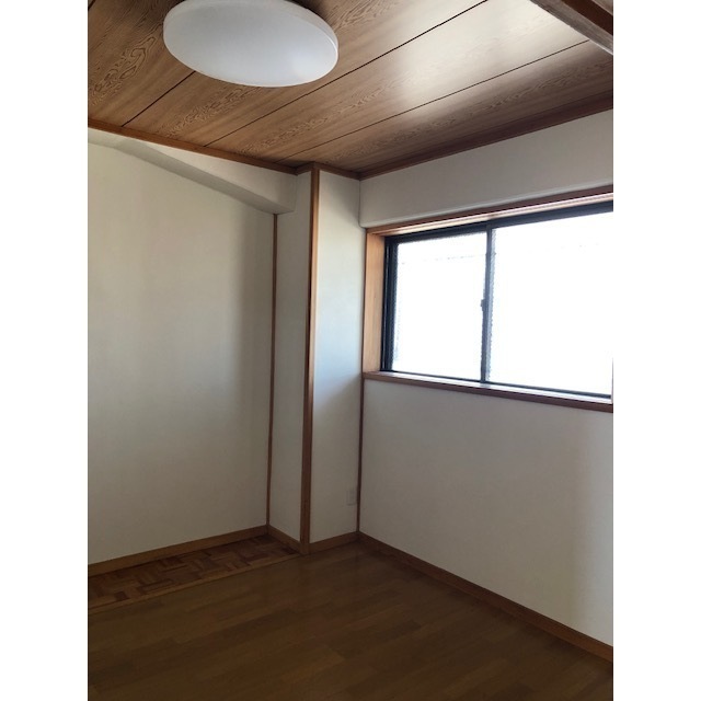 北洋間：照明残置物