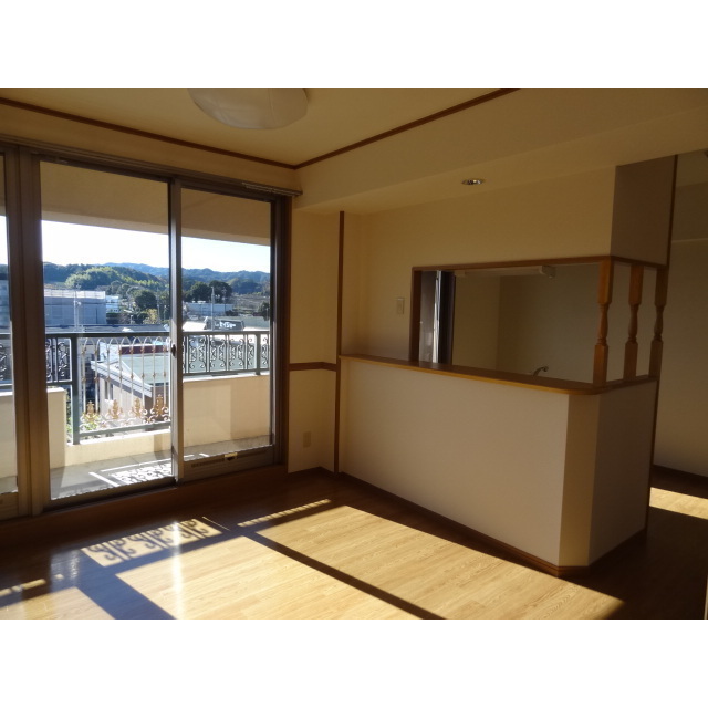 大きな窓から日差しが入ります