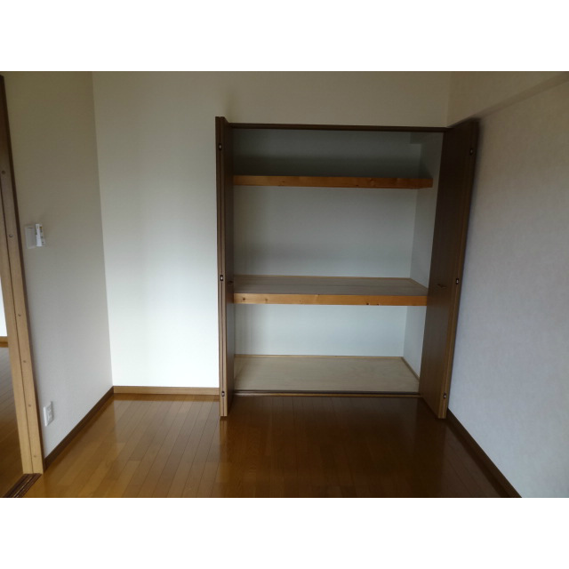 洋間収納