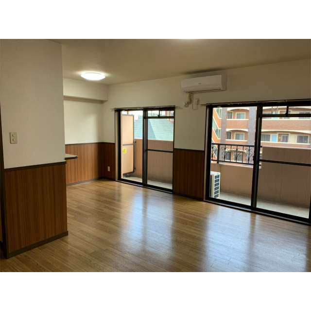 南向き開口部で明るいリビング