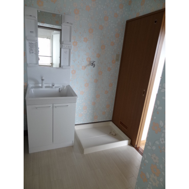 洗面所はデザインクロスで可愛らしい雰囲気に✩