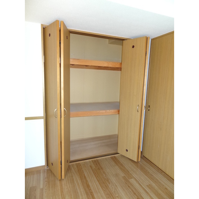 リビング横洋間収納(各部屋2つ収納あり)