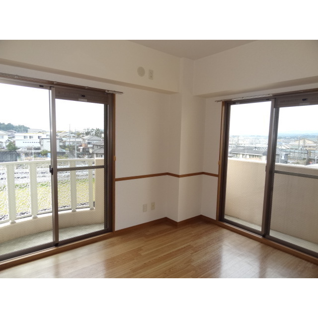 北洋間(窓を開けるとバルコニーへ出れます)