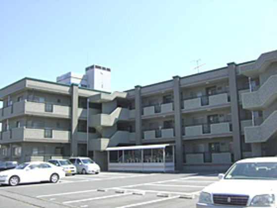 掛川駅前道路に面しています