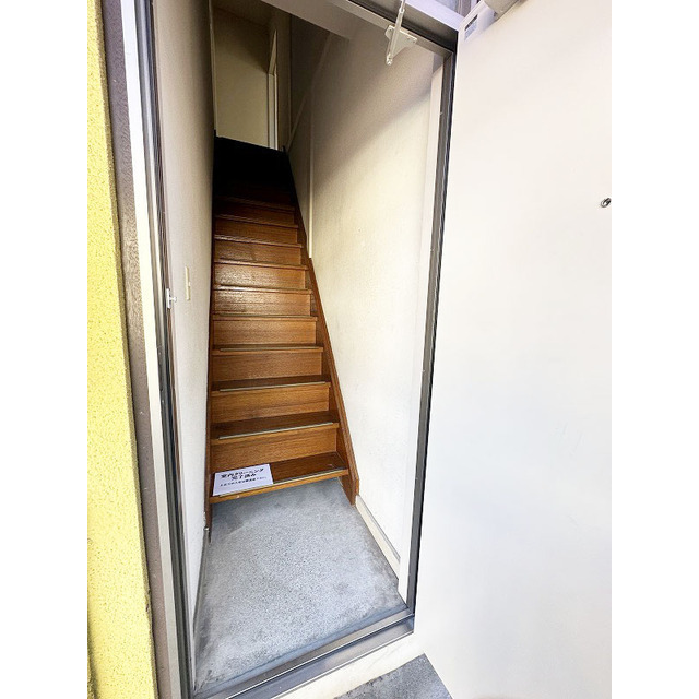 玄関は１階お部屋は２階でプライバシーが守られます