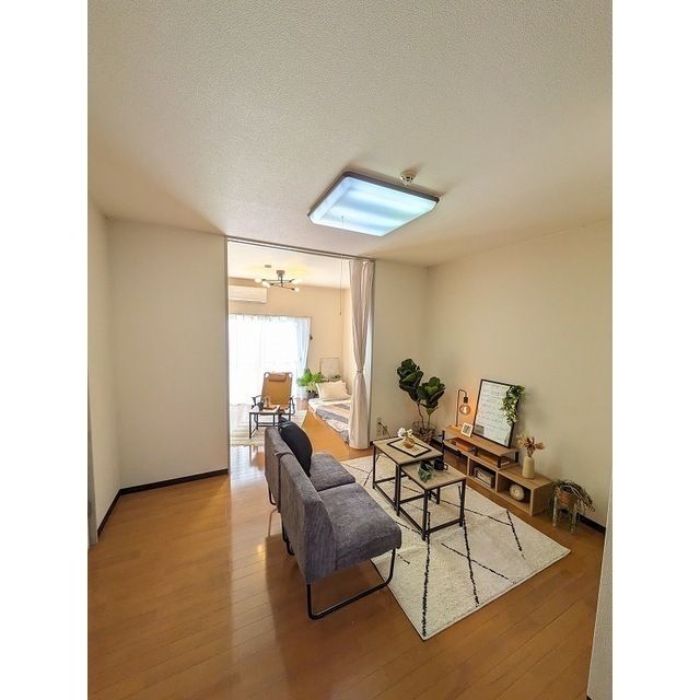 光あふれるくつろぎの空間（家具は別部屋モデルルームより）