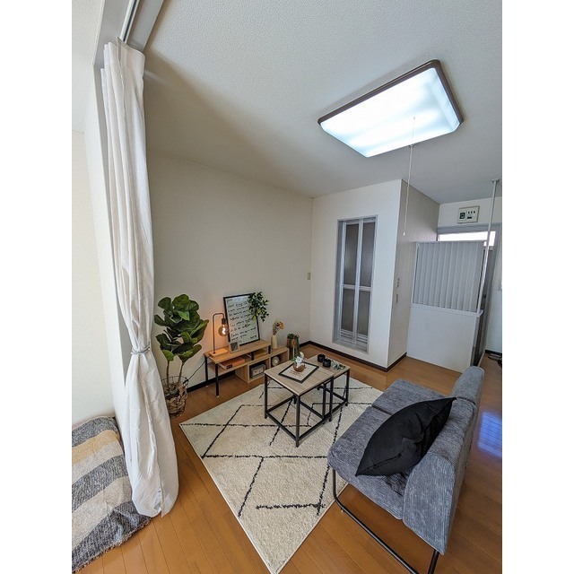 居室とリビングは仕切れるカーテンレール付き