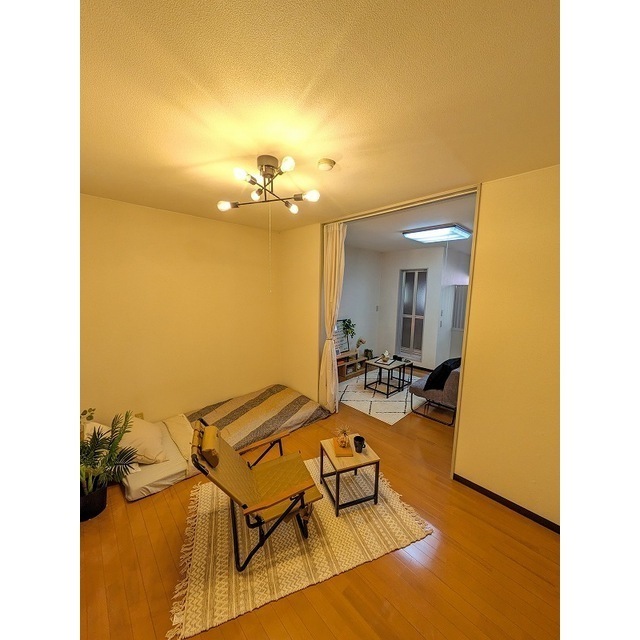 夜は落ち着いた雰囲気に（写真の家具は別部屋モデルルームより）