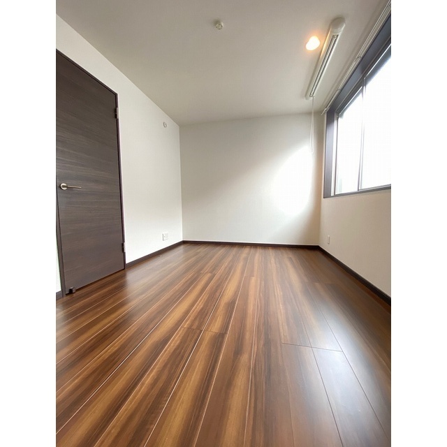 ベッドの配置がしやすい造りのお部屋です♪