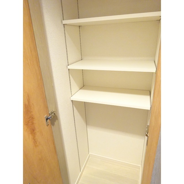 玄関隣にも収納あります！