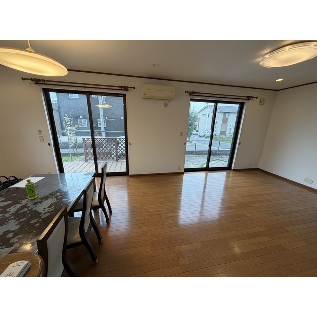 こちらのダイニングスペースに床暖房が入っています。