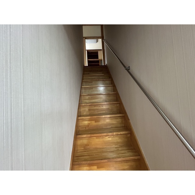 階段に手すり付き