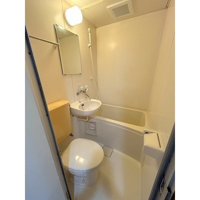 浴槽・洗面台・トイレのまとまったユニットバス。
