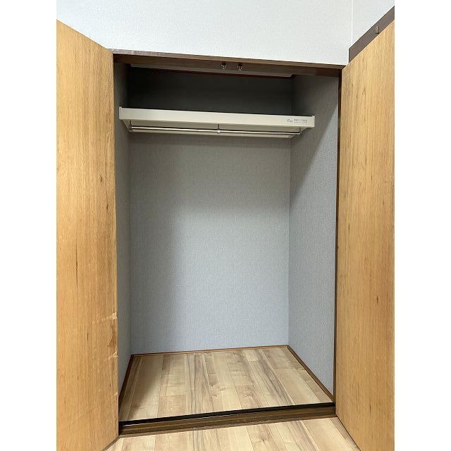 奥行きのあるクローゼットタイプの収納。