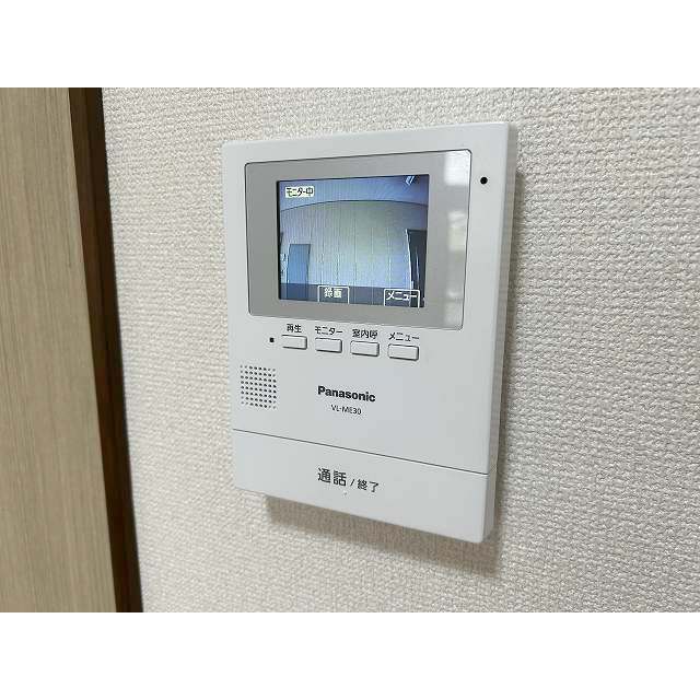 来客に室内から応対できる安心のモニターホン。