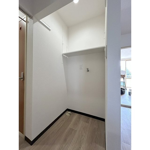 室内洗濯機置き場。可動棚付きです。