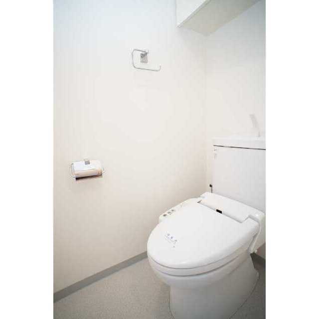 ペーパーなどをストックできる収納がございます！！