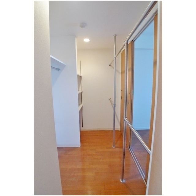 ハンガーパイプや棚が豊富なWICはたっぷり収納できます！