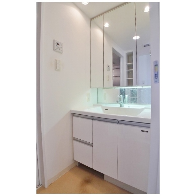 鏡面裏収納付きの洗面台です！下には体重計なども置けます！
